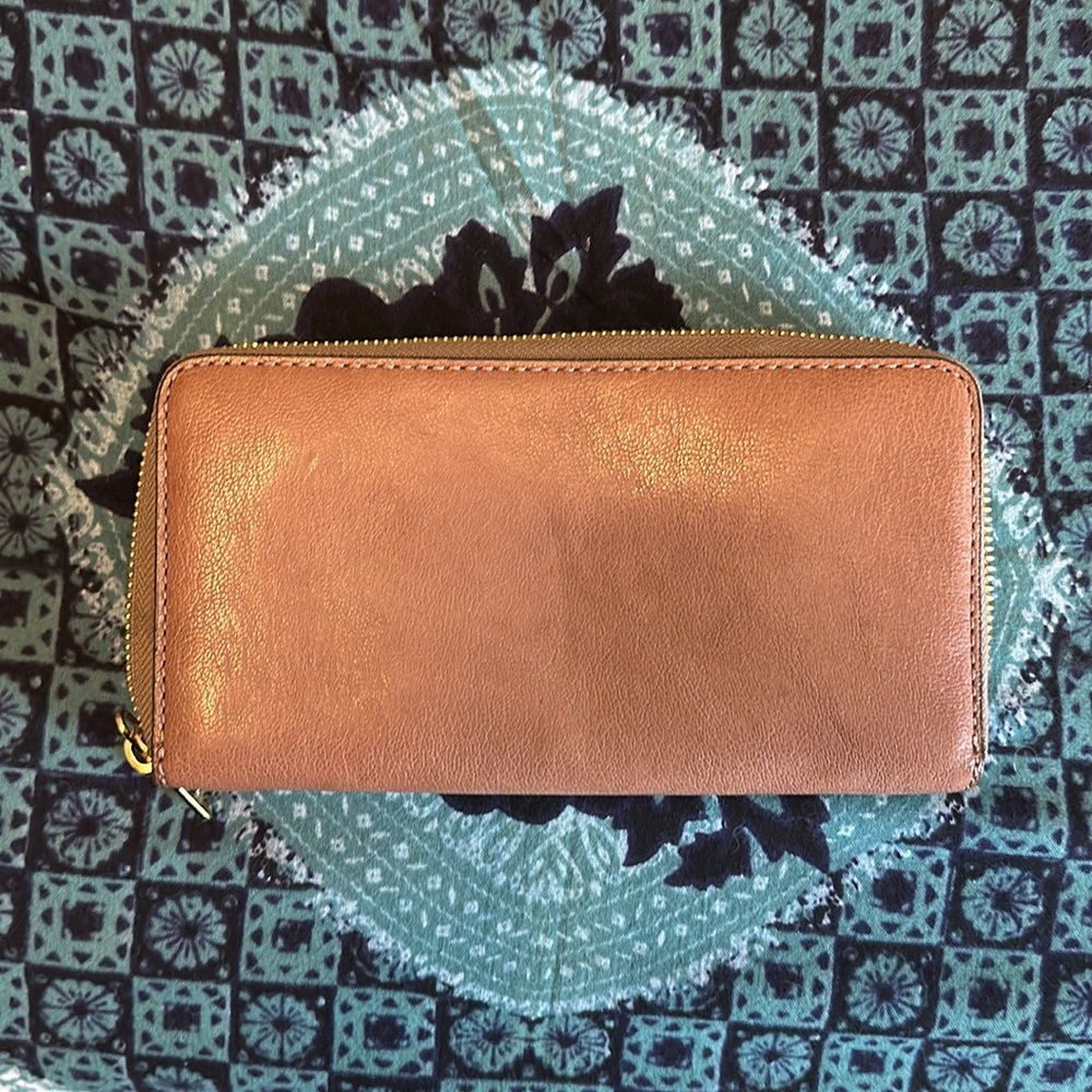 Gently used, like new Michael Kors Leather Zip Wallet - Picture 2 of 3